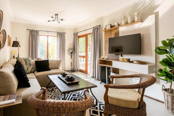 Firenza 1 Bed Apartment on Top Floor 1km to Mandela Sq