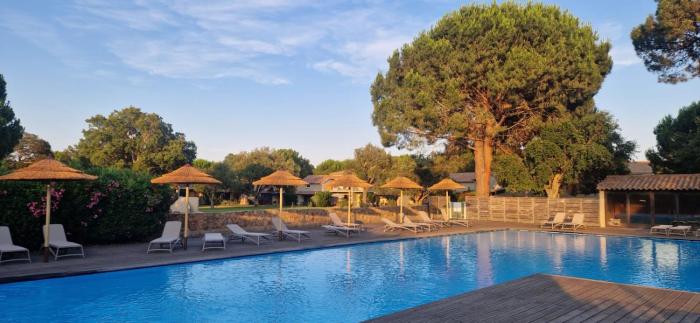 Eden Cala Rossa appartement 3 chambres et grande terrasse dans résidence hotelière Fiori di Cala Rossa à Lecci