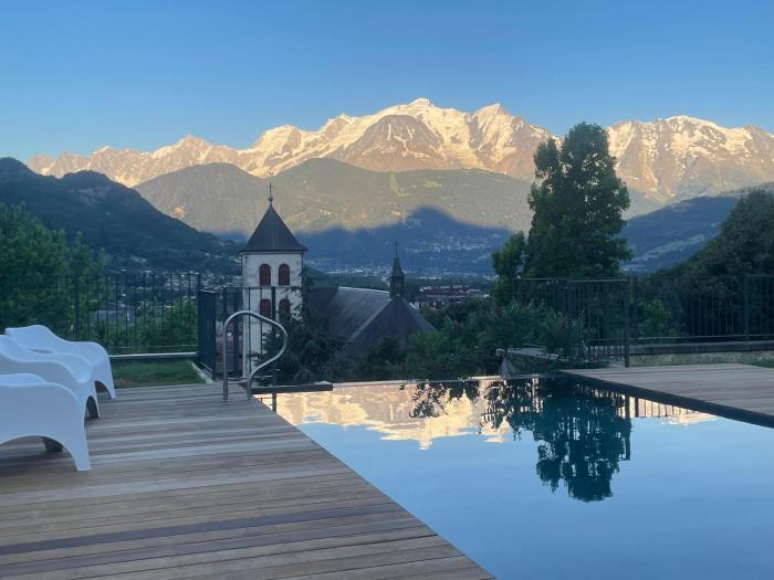 Un château face au Mont-Blanc