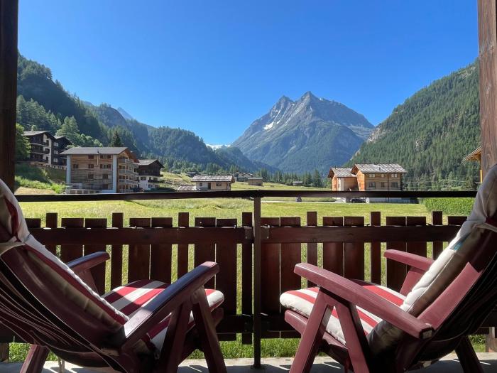 Grand appartement calme avec vue, balcon et parking couvert