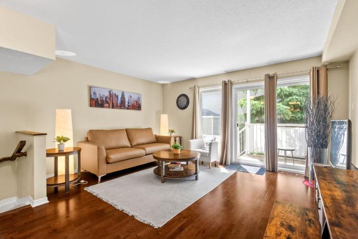 SimplyLovely Modern Condo Near Downtown Ottawa with Free Parking and Patio