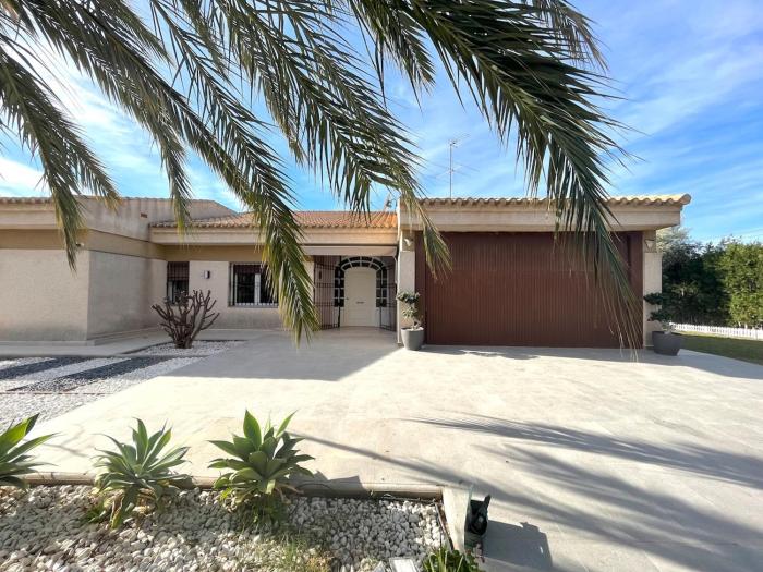 Villa de lujo al lado del mar, piscina, garaje wifi, AACC