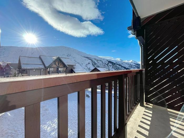 Le Renne Des Neiges- skis aux pieds