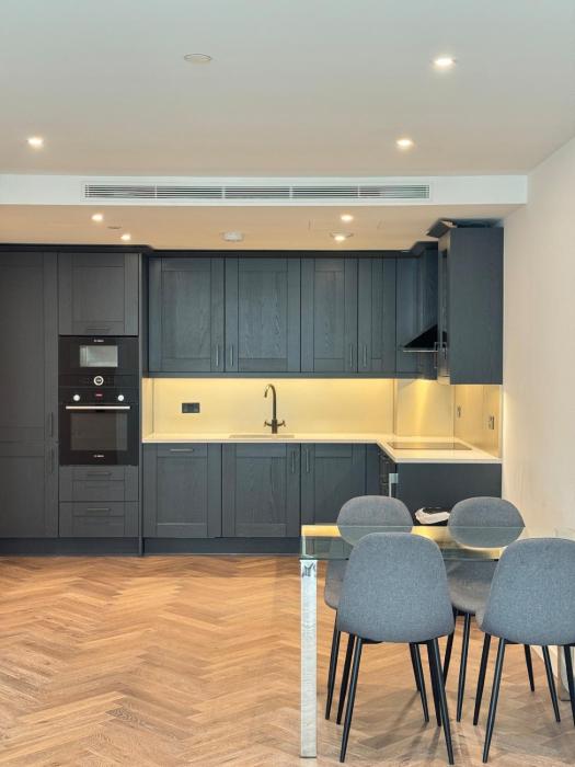 Tower Bridge Luxury Apartments with Balcony