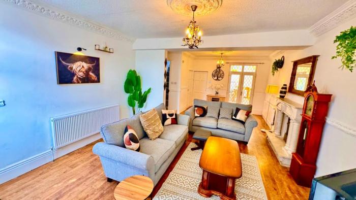 Luxury 5-Bed Home in Nicholson, Close to Sheffield City Centre, BBQ, Parking & Wi-Fi, Sleeps 10