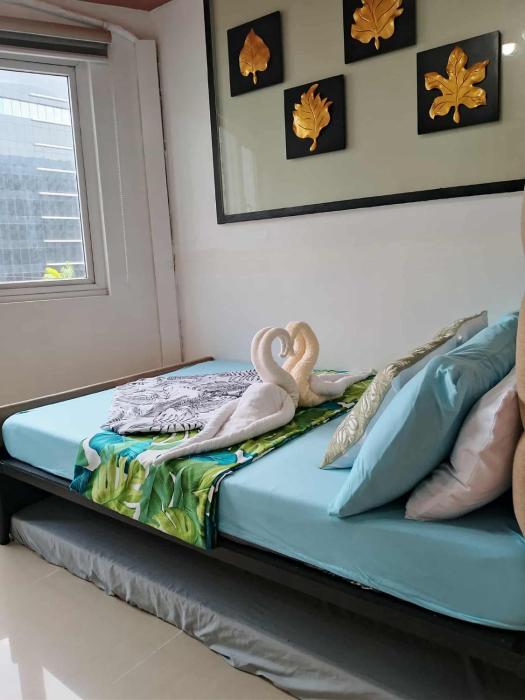 503-1queen bed 1-pull out 1-sofa bed 1- extra matressedsa view