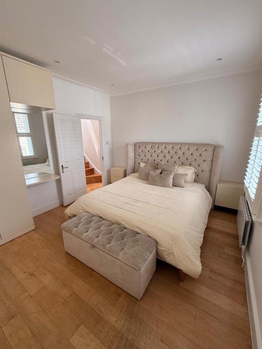 5 Bed House - Sleeps 8 - Pets - Parking - Wifi