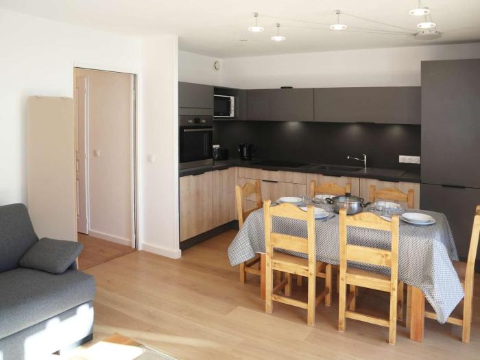 Appartement 4 pièces, 6 personnes, skis aux pieds, piscine et sauna - FR-1-322-385