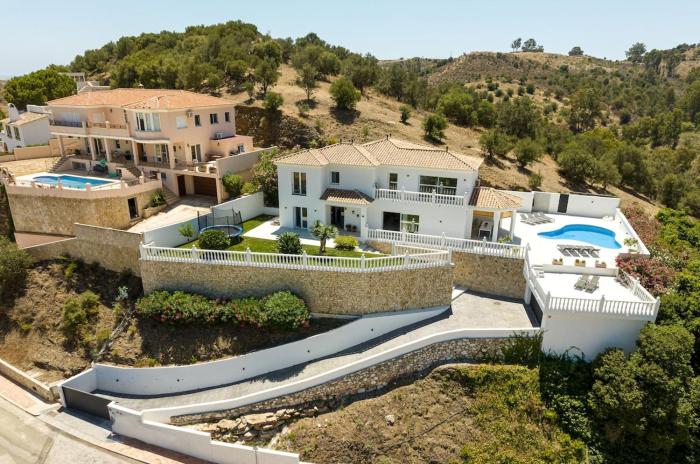 Huge luxury villa with stunning views