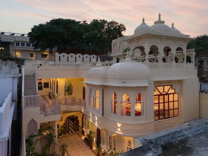SaffronStays Rang Havelii - Luxurious Premium Rajasthani art-themed stay with City Palace views