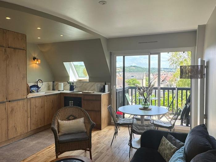 Appartement Duplex 2 Pièces Centre-Ville avec Balcon et Internet Inclus - FR-1-487-383