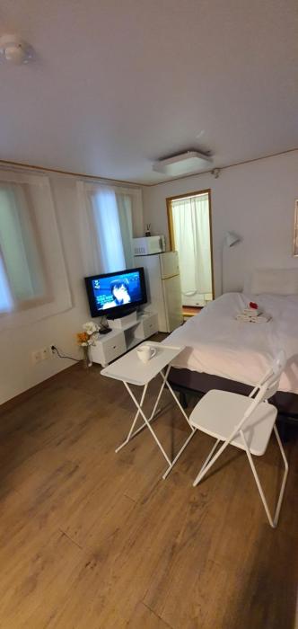 Best Location in Seoul 1 - 1min to Bangbae station, 1min to Airport Bus, Private room with kitchen