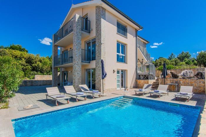 Villa Sandy Beach with outdoor pool, few seconds from the beach