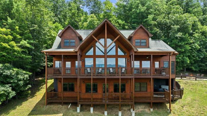 Stunning Mtn Views Sleeps 10 Hot Tub Game Room