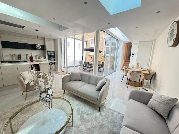 The Grand Royal Kilburn House - 4BR3BR w Parking