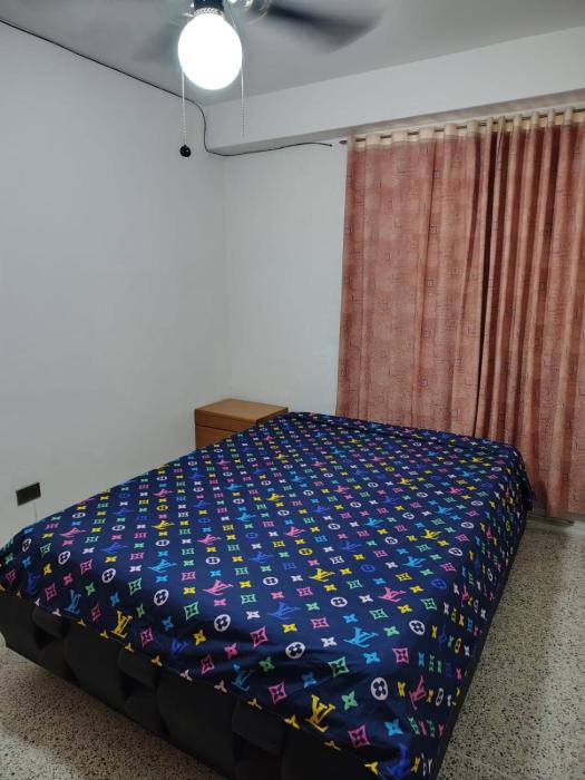 Habitación amoblada con baño compartido