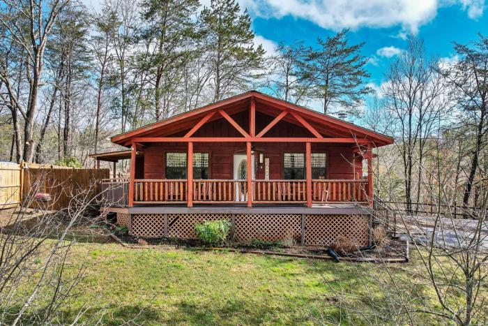 Little Bears Cabin Hot Tub Fireplace Grill