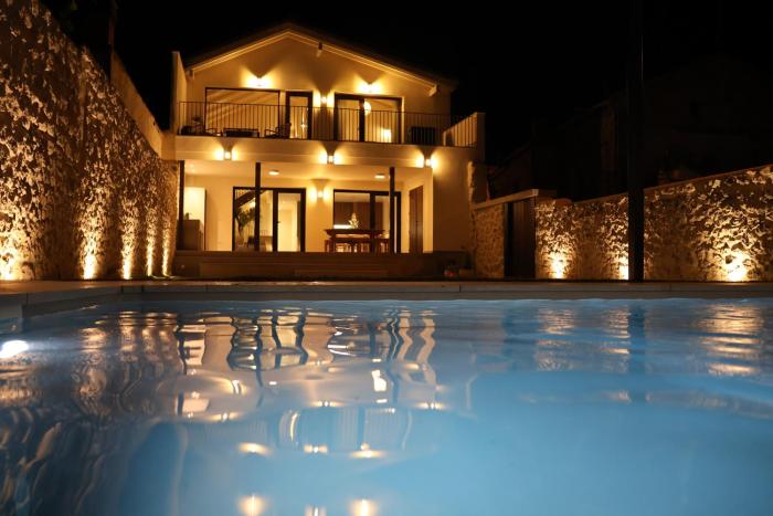 Can Olivera Lujo rural con piscina climatizada