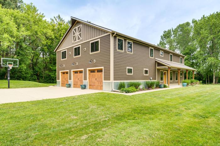 Luxe Barndominium Retreat Near Blue Spring Lake!