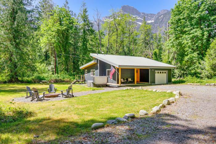 Deck, Hot Tub and Views Sleek Getaway in Index!