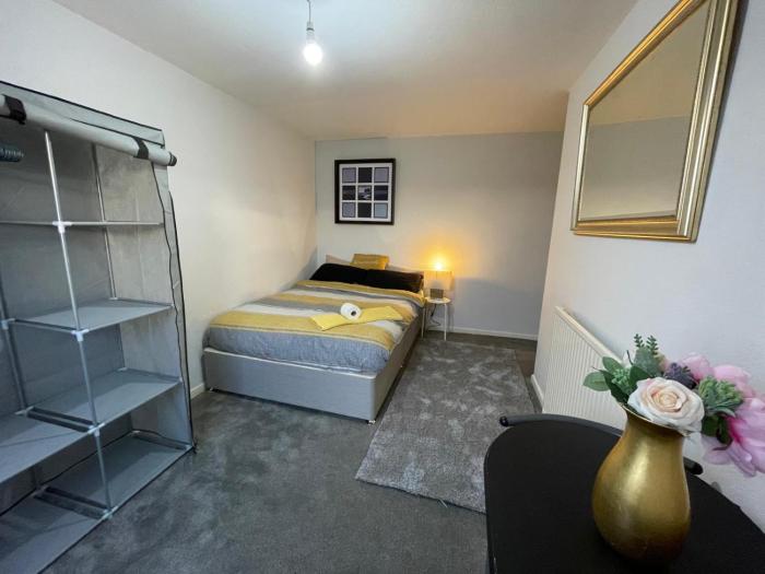 Vibrant Room in Centeral Ayr