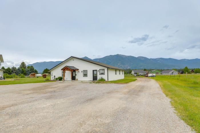 23 Mi to Glacier Natl Park Mtn-View Gem with Patio