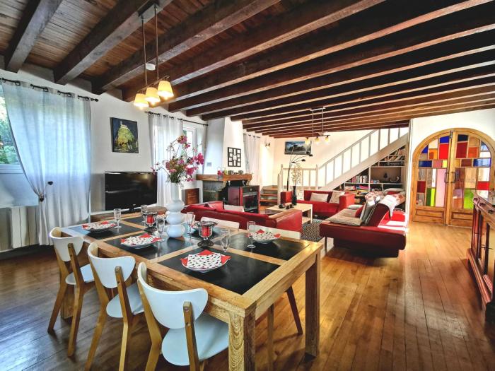 Grande maison au cœur dun village historique avec terrasse et WIFI inclus - FR-1-582-308
