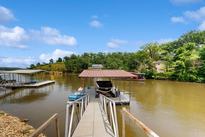 3BR Lakefront Home with 2 Living Rooms, Dock and WandD