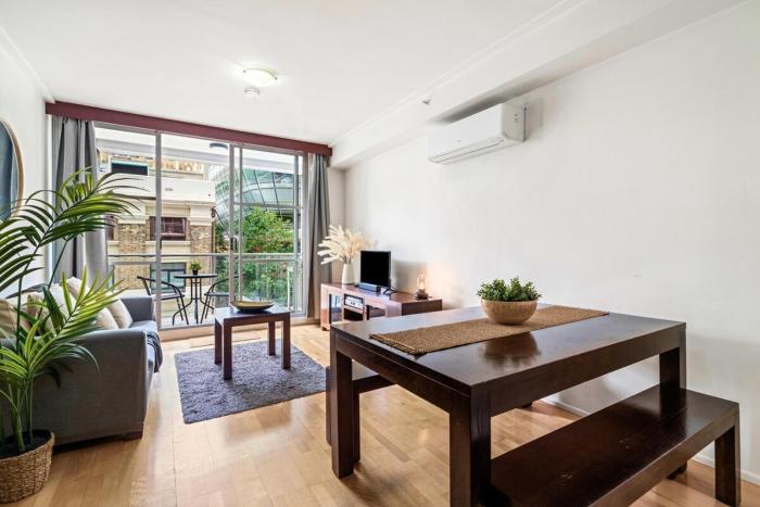 CBD crib - Skyline views meet pool & gym living - KS004