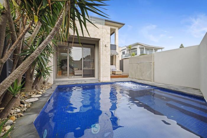 Mornington Beachfront Bliss - Pool, Spa & Rooftop Sunsets