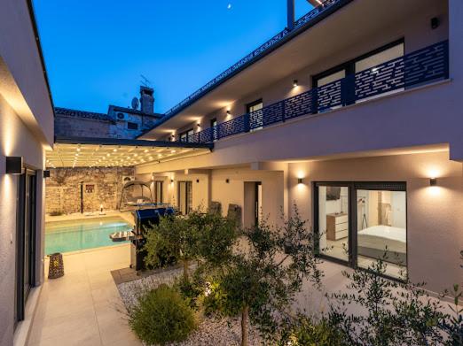 Villa Nello mit Pool & Whirlpool