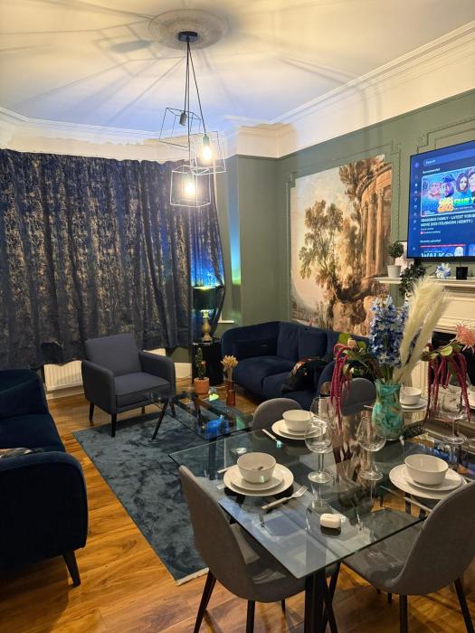 Family Four Bedroom House walk from Hyde Park