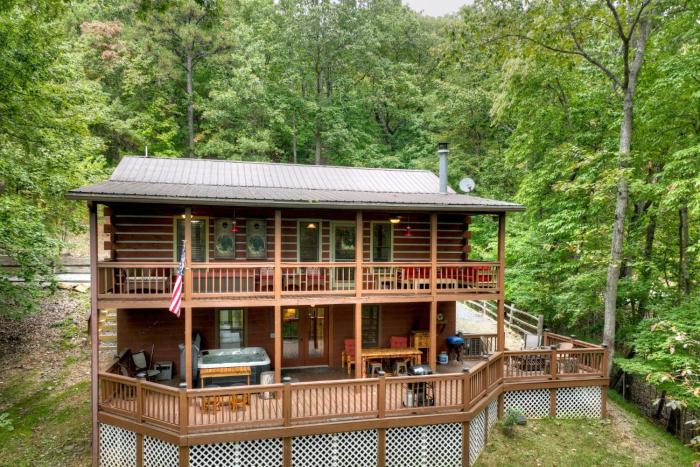 Mama Bears Hideaway Mountain views hot tub pet-friendly