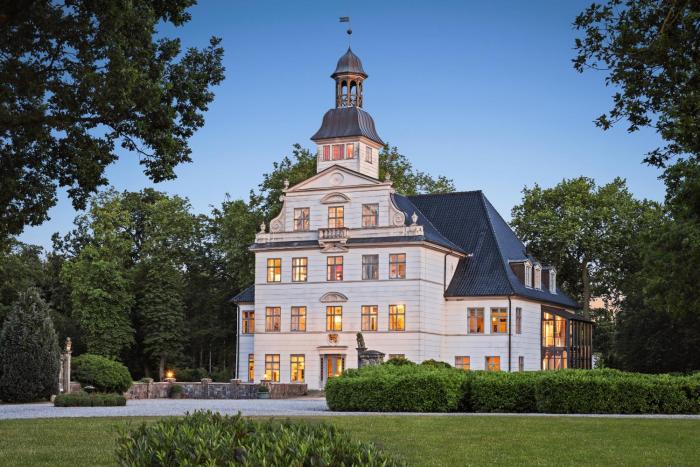 GUT KLETKAMP "Storchennest" - Ferienwohnung im Schlossturm mit 3 Schlafzimmern I Panorama-Turmzimmer mit Naturblick I Gemeinschaftsgarten I 15 Min zur Ostsee I Küche I Parkplatz I WLAN