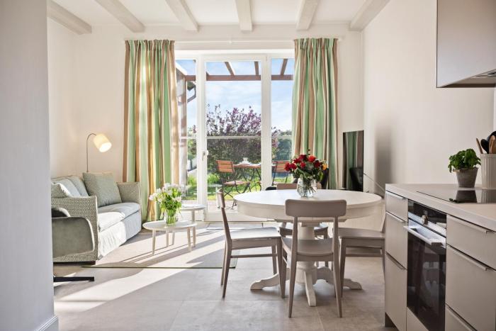 GUT KLETKAMP "Mühlenhof 2" - Ruhige Ferienwohnung mit 2 Schlafzimmern I Terrasse mit See- & Naturblick I Gemeinschaftsgarten I 15 Min zur Ostsee I Küche I Parkplatz I Waschmaschine I WLAN