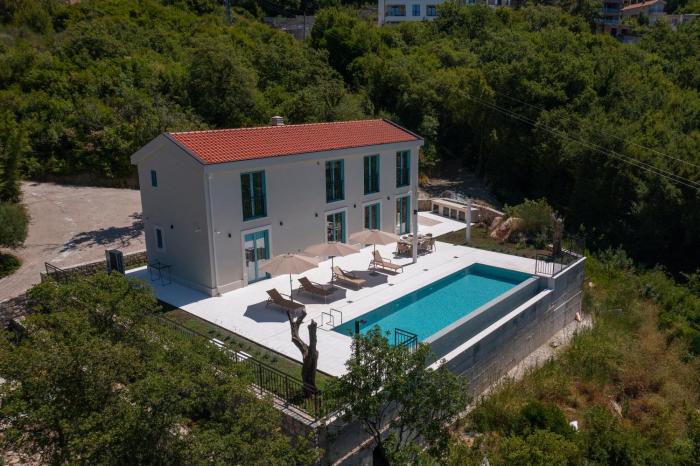 Villa Zvis Sea View with Private Pool & Peaceful Stay