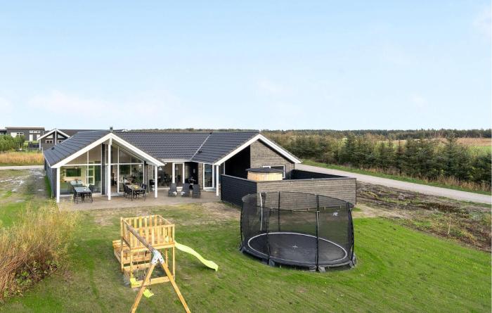 Cozy Home In Løkken With Sauna