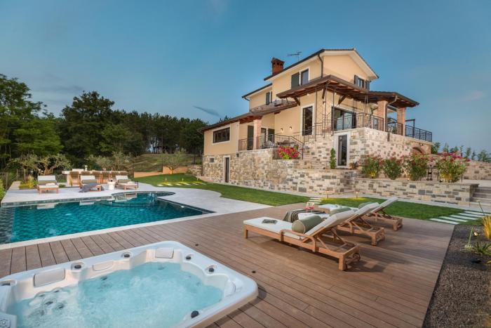 Villa Clara by Villsy - private pool, indoor jacuzzi, outdoor jacuzzi, sauna, gym, playroom