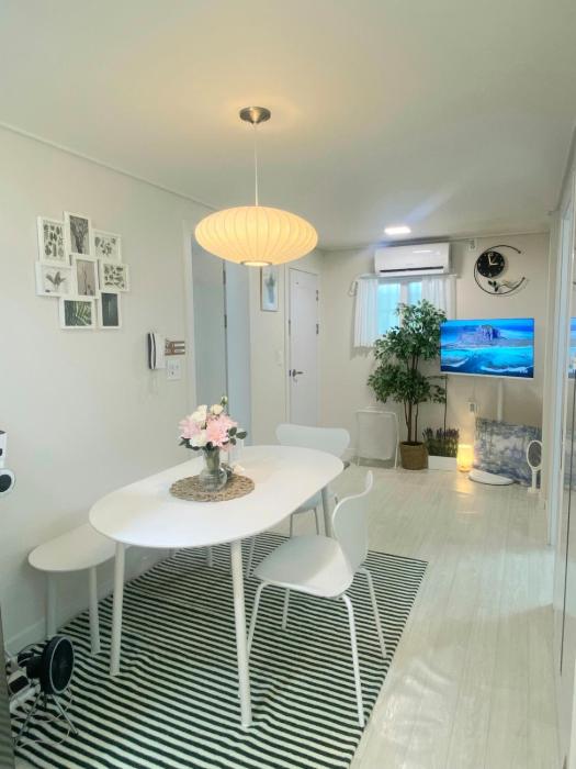 Seongsu Station 3 minutes 6 people Kwangya In front of the salt bread house Yeonmujang-gil 1st floor of a single-family house Free luggage storage