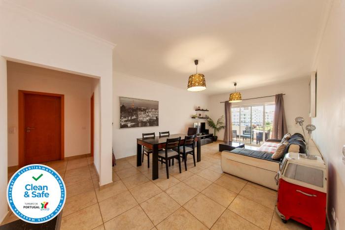 C02 - Luxury 3 Bed With Pool View