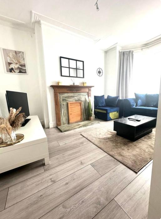 Four Bed House with Garden and Parking in the city centre