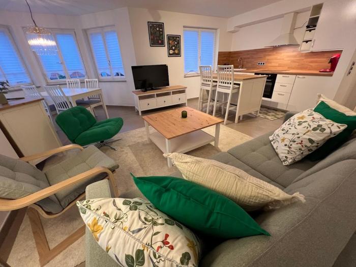 Großes Apartment 74m2 mit Balkon & Parkplatz - Steakhouse Esmeralda