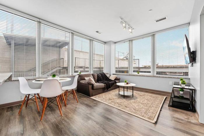 Near DT & CLE Clinic Queen Bed Wi-Fi Parking