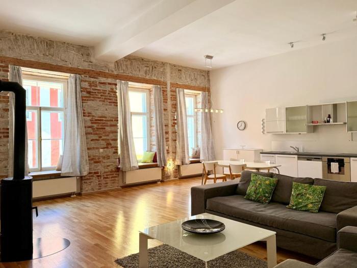 DICTUMFACTUM Noble Old Town