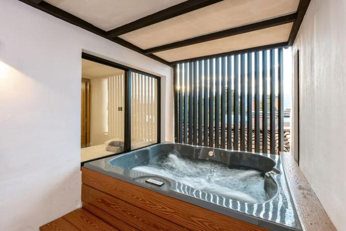 M301 Poblado Apt close to lleras park jacuzzi AC