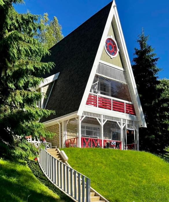 Freeman-4b - двоповерховий апартамент у котеджі з альтанкою та грилем для 6 гостей