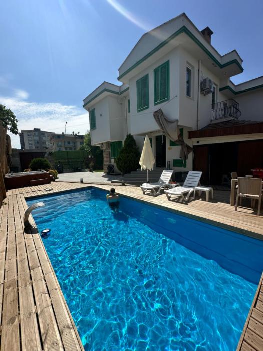 Yeşil Panjurlu Bahçeli Villa