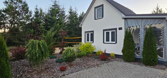 Biały domek nad jeziorem