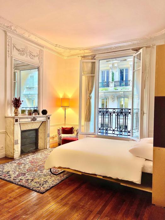 Arc de Triomphe 5 minutes away by walk