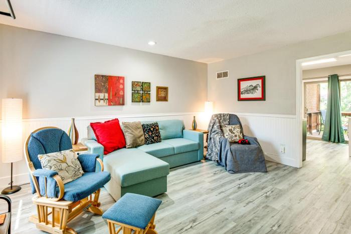 Shop, Dine and Unwind Walkable Overland Park Home